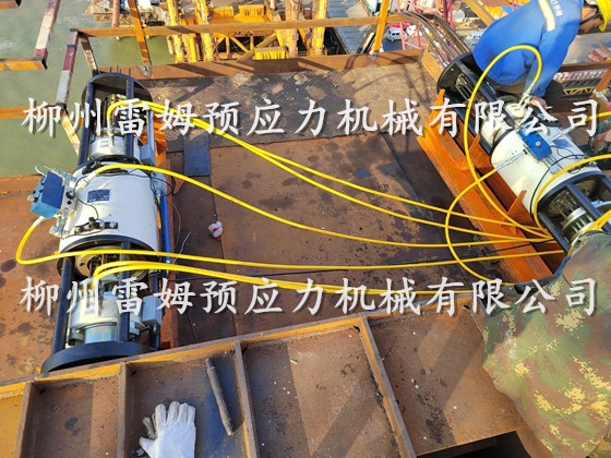 2021年11月12日，武汉思力特种工程机械施工有限公司汕头牛田洋特大桥主桥钢桁梁拖拉，采用了我公司TS200D-300数控提升千斤顶。